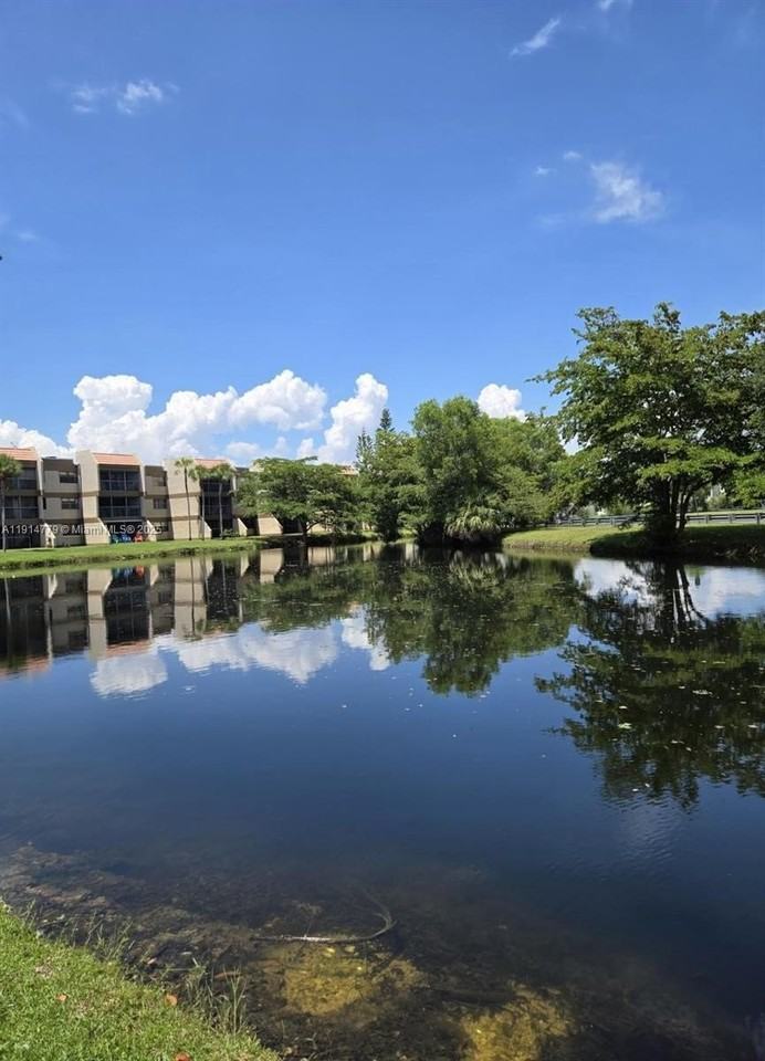 302 Lakeview Dr #102 - Photo 3 of 21