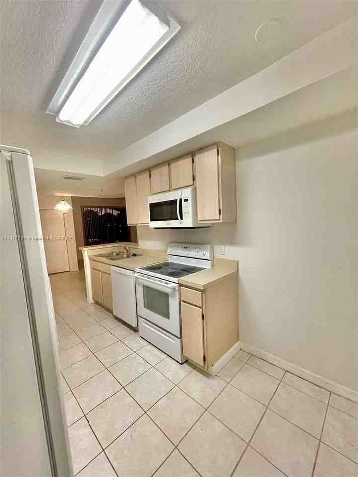 745 Sw 148th Ave #815 - Photo 5 of 19