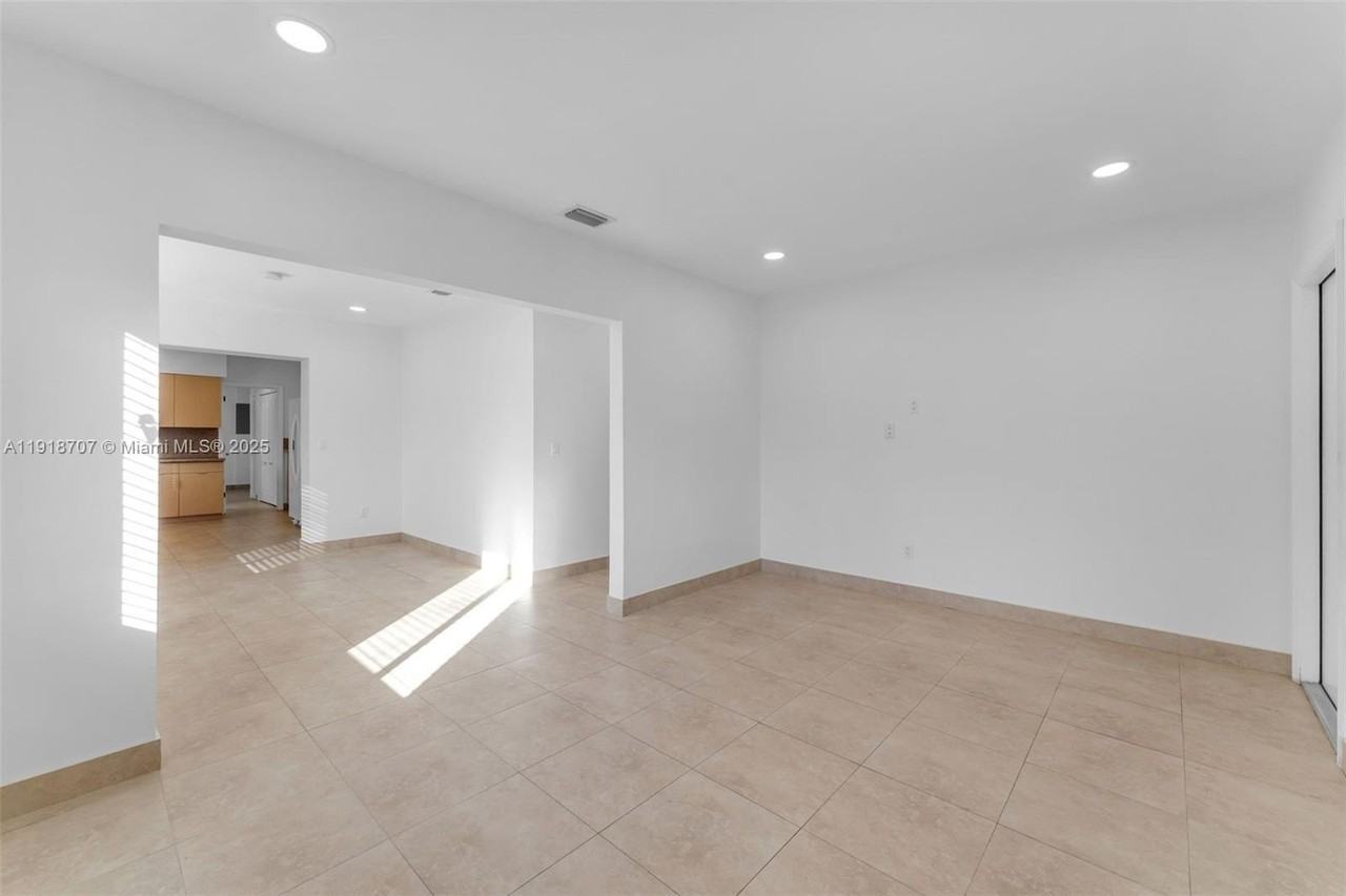 9101 Sw 34th St - Photo 6 of 32