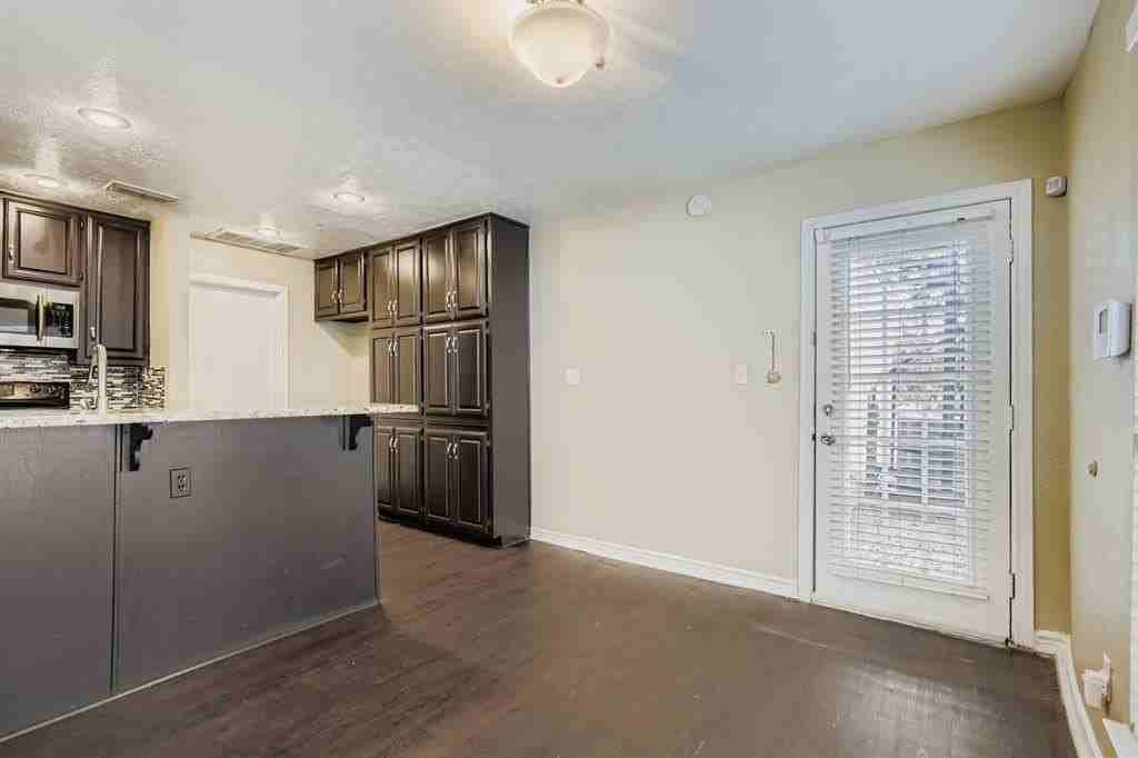 3323 Augusta Boulevard - Photo 7 of 31