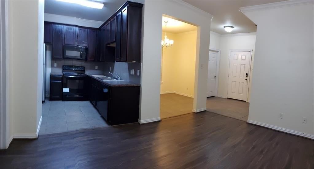 3015 Tudor Ln - Photo 3 of 15