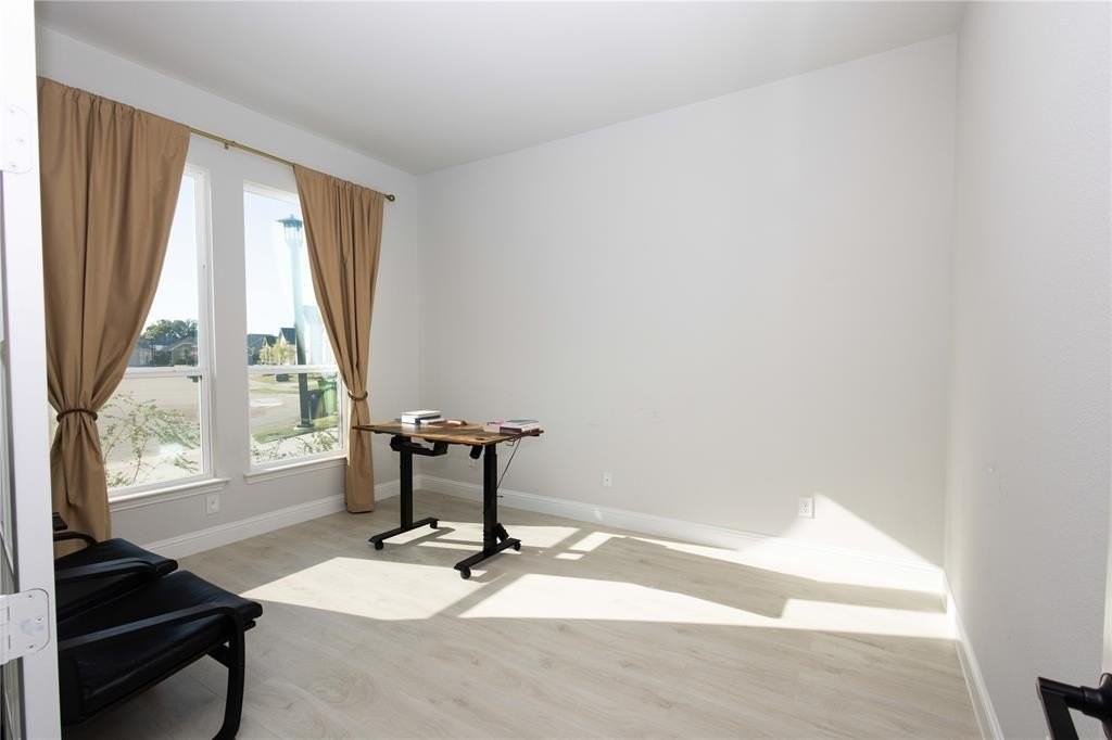 2301 Allston Dr - Photo 5 of 35