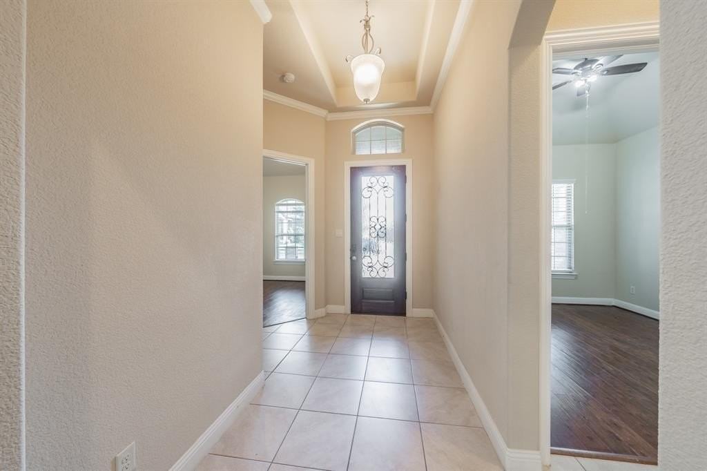 568 Enfield Dr - Photo 5 of 37