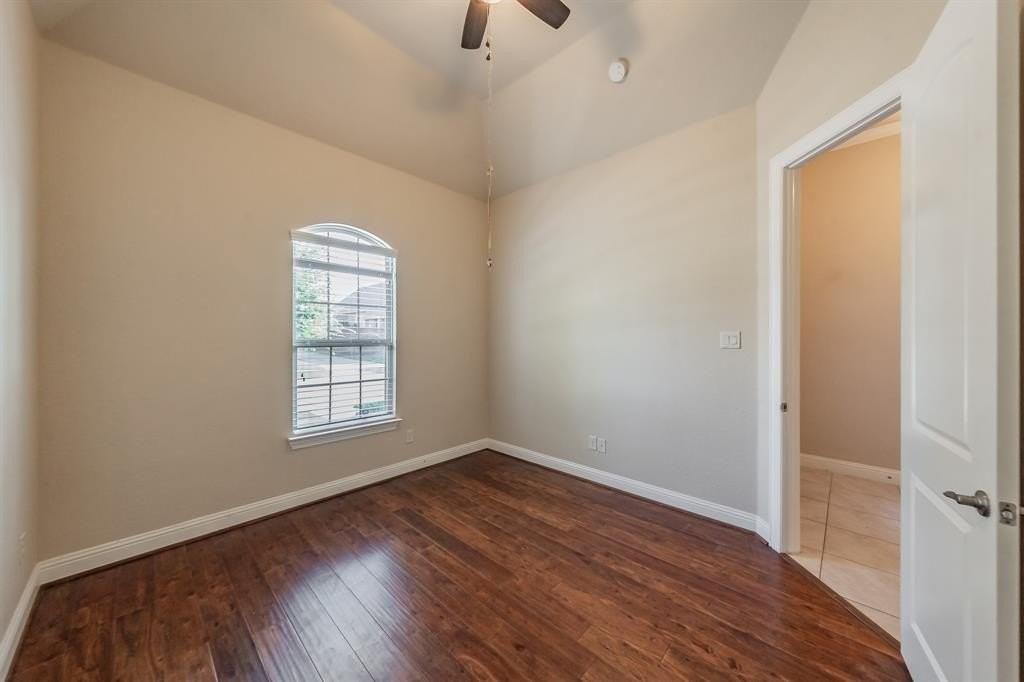 568 Enfield Dr - Photo 6 of 37