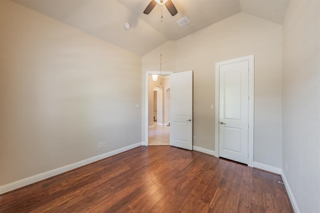 568 Enfield Dr - Photo 7 of 37