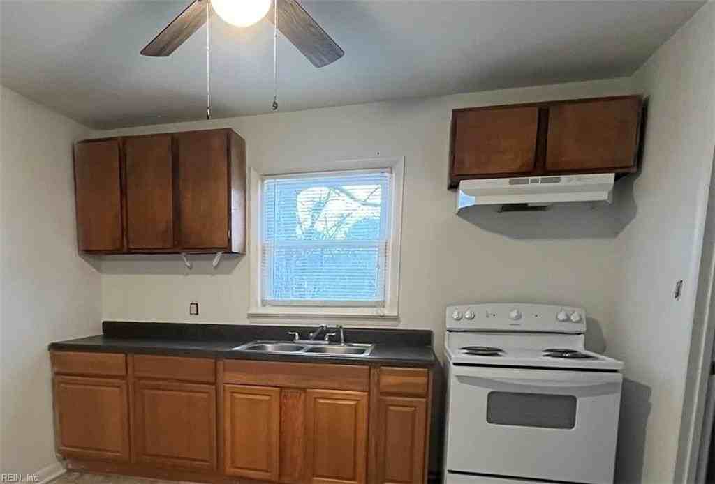 4825 81st St - Photo 3 of 6