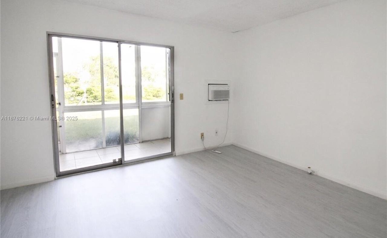 319 Newport v #319 - Photo 5 of 10