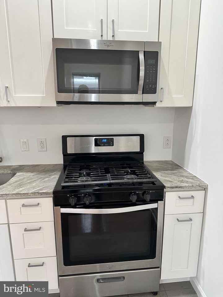 1128 S 19th St Apt A #A - Photo 3 of 17