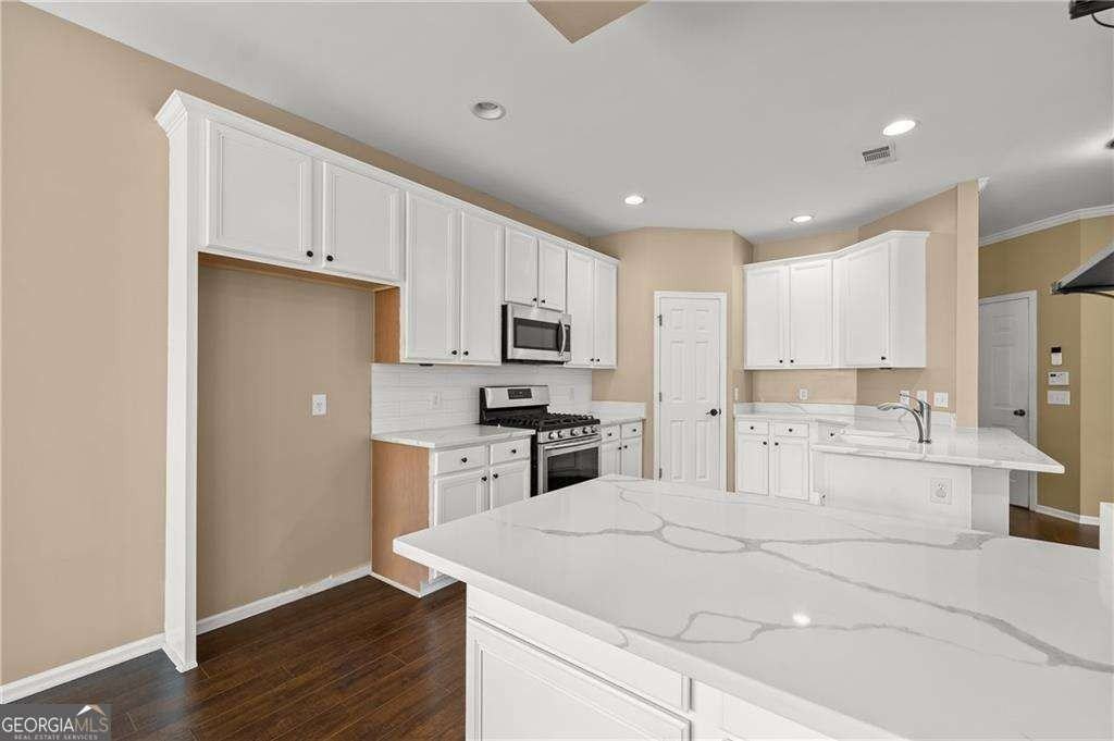 6065 Hunter Hall Court - Photo 6 of 27