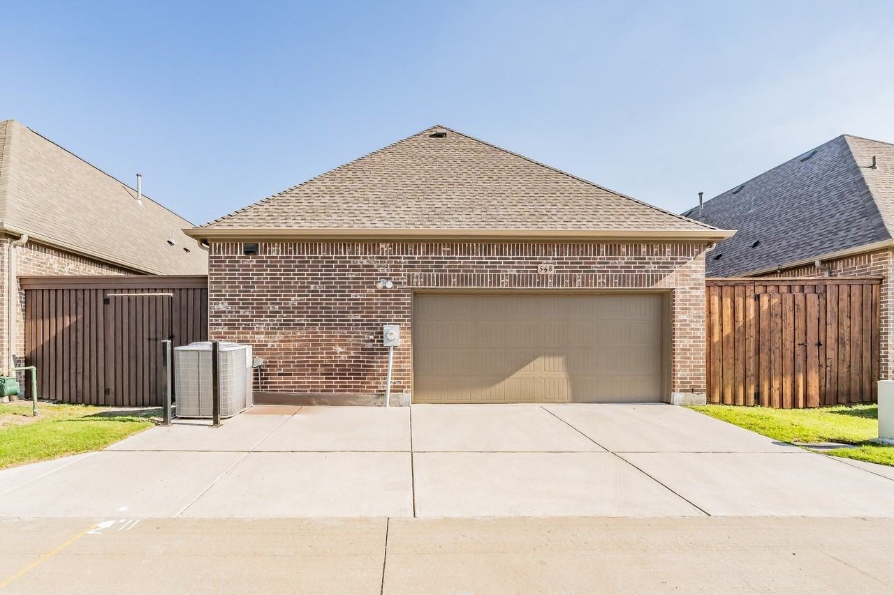568 Enfield Dr - Photo 4 of 37