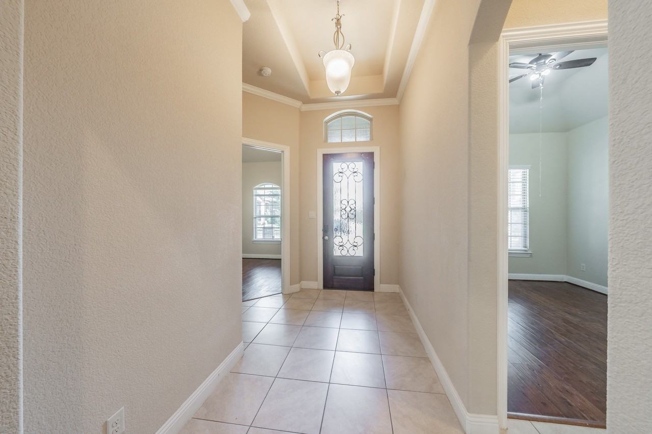 568 Enfield Dr - Photo 5 of 37