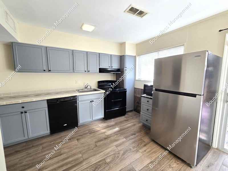 3081 Colonial Way #B - Photo 4 of 15