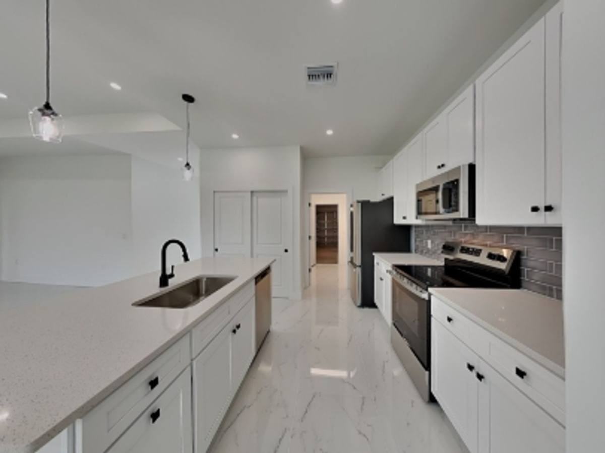 2309 Northeast 39th Street - Photo 3 of 10