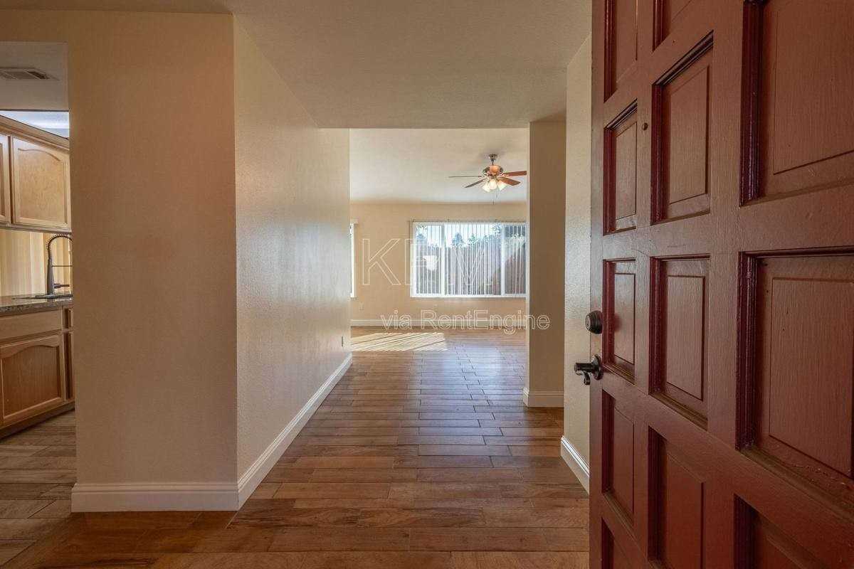 2414 Shropshire Drive - Photo 3 of 10