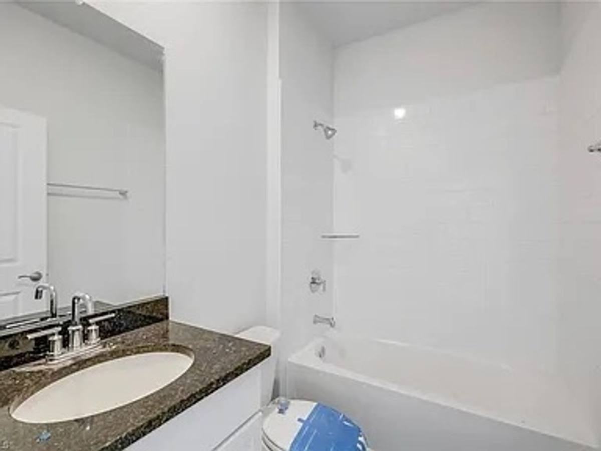915 Ne 19th St - Photo 2 of 10