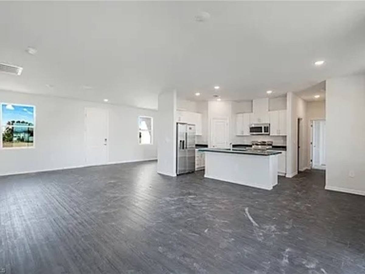 915 Ne 19th St - Photo 3 of 10