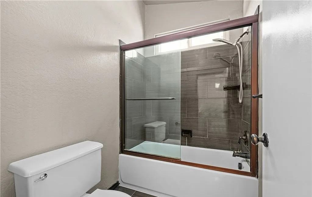 320 E Stocker St - Photo 2 of 30