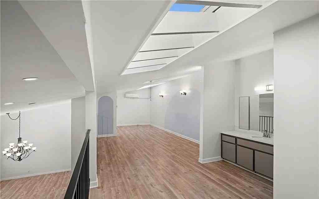 320 E Stocker St - Photo 3 of 30