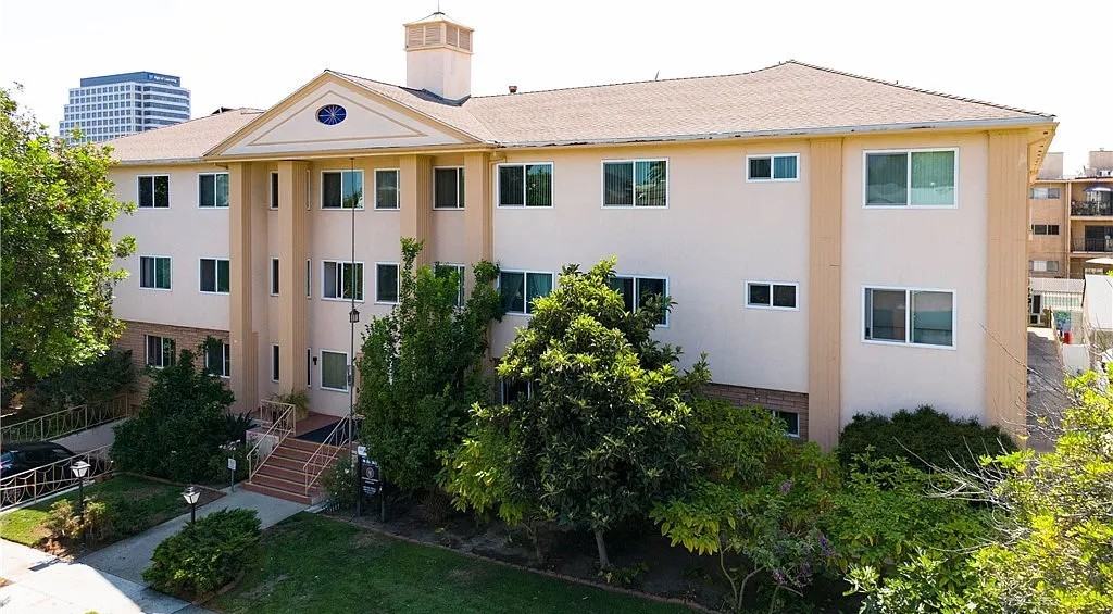 315 N Louise St - Photo 2 of 19