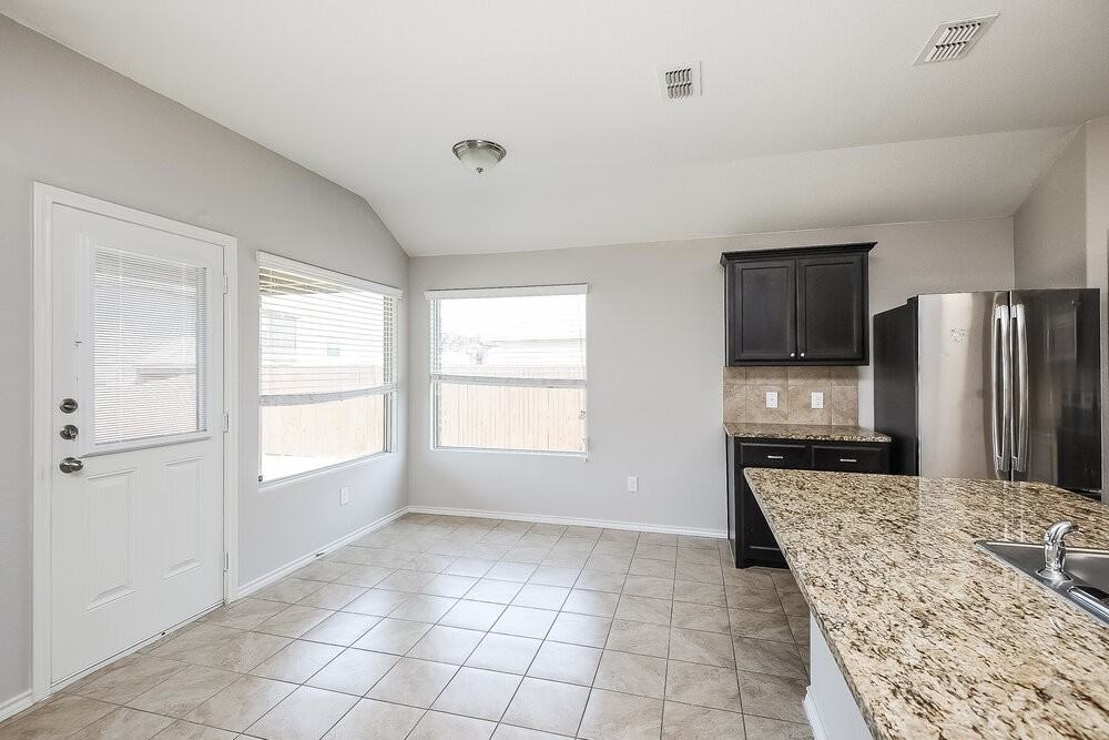 8616 Fawn Hill Ct - Photo 4 of 16