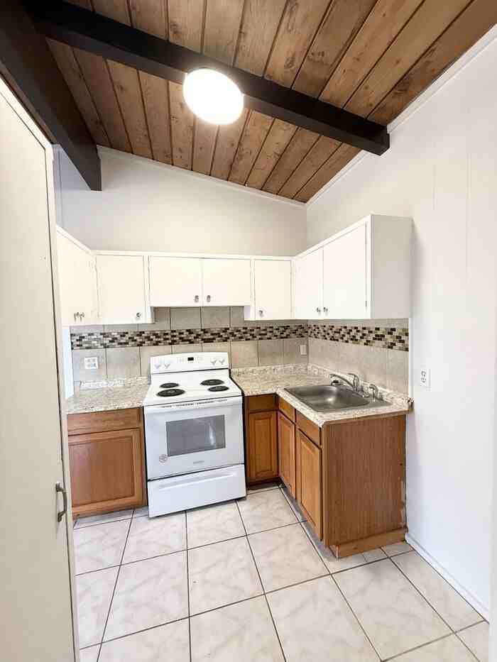 3842 Salt Lake Boulevard - Photo 2 of 7