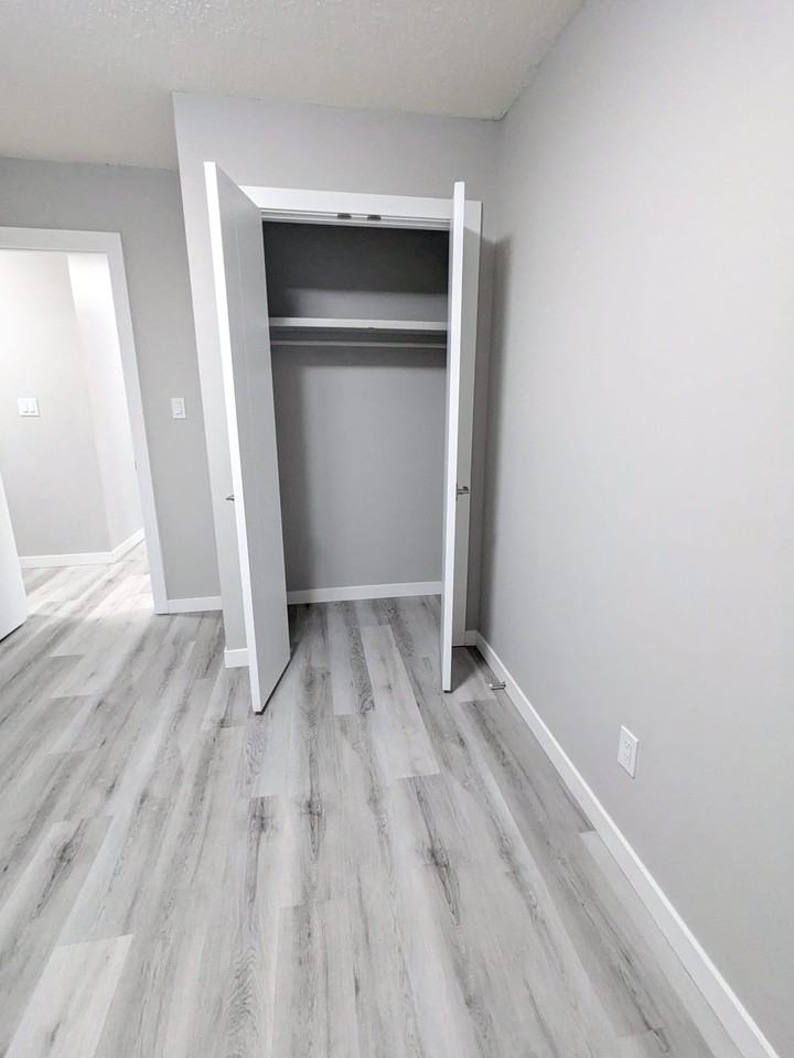 5203 - 5203 52 St #102 - Photo 6 of 10