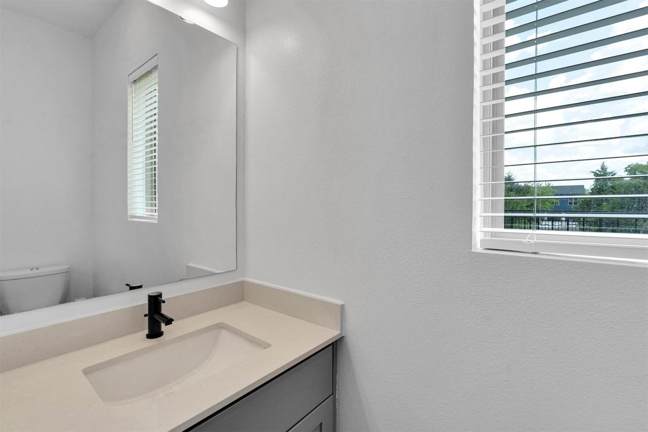 1516 Bernard Street #1516 - Photo 7 of 38