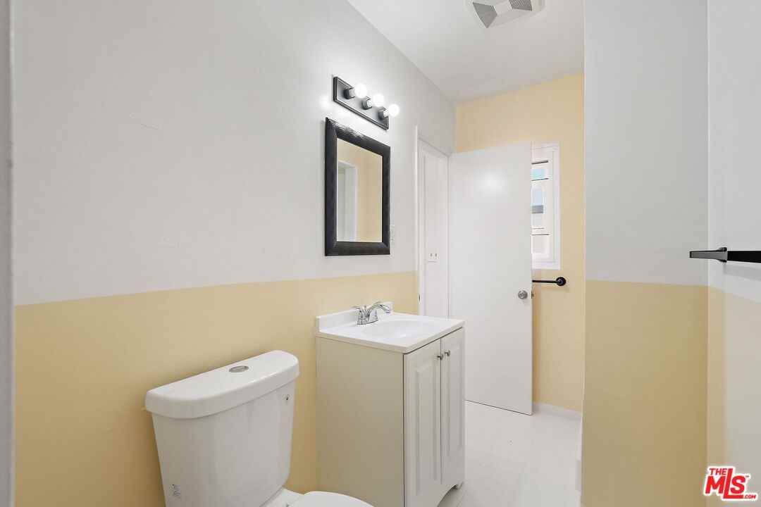 11004 Mansel Ave #11004 - Photo 3 of 36