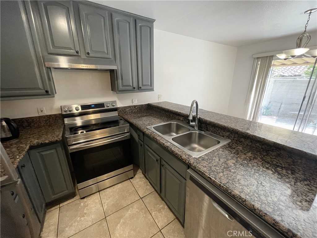 939 Pine Street #939E - Photo 3 of 37