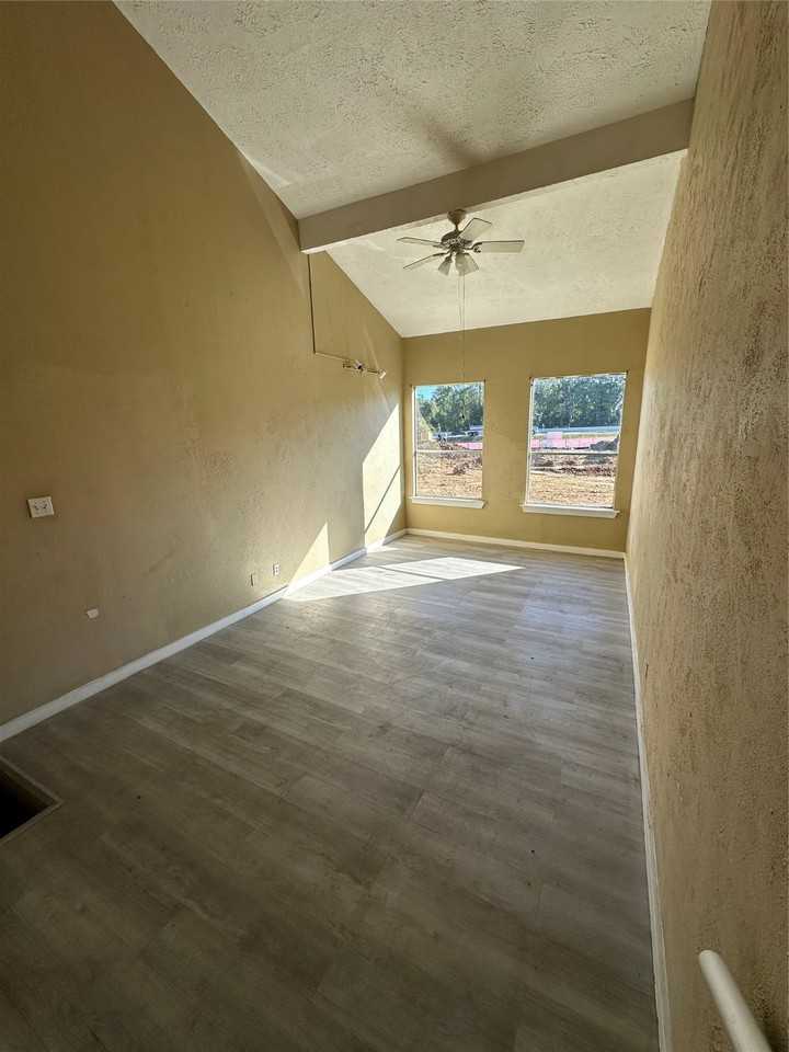 13 Lakeway St #13 - Photo 3 of 7