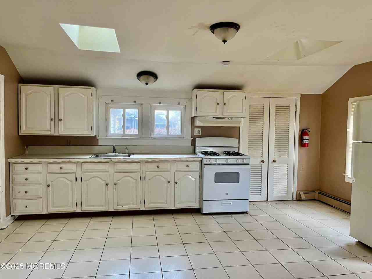 52 Shoreland Ter - Photo 3 of 10