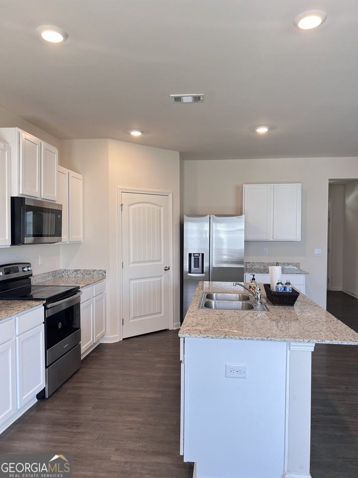 393 Walnut Grove Way - Photo 6 of 22