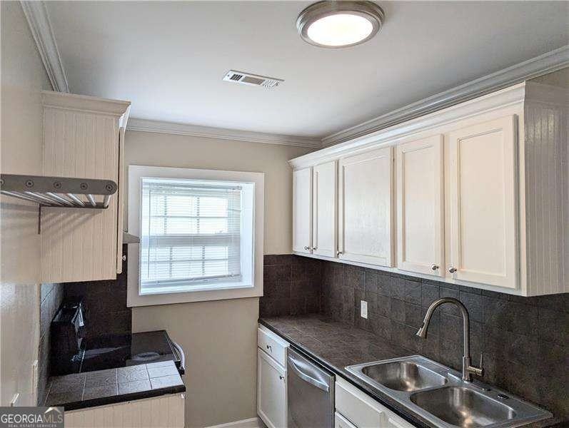 1034 Grant Terrace Southeast - Photo 7 of 19