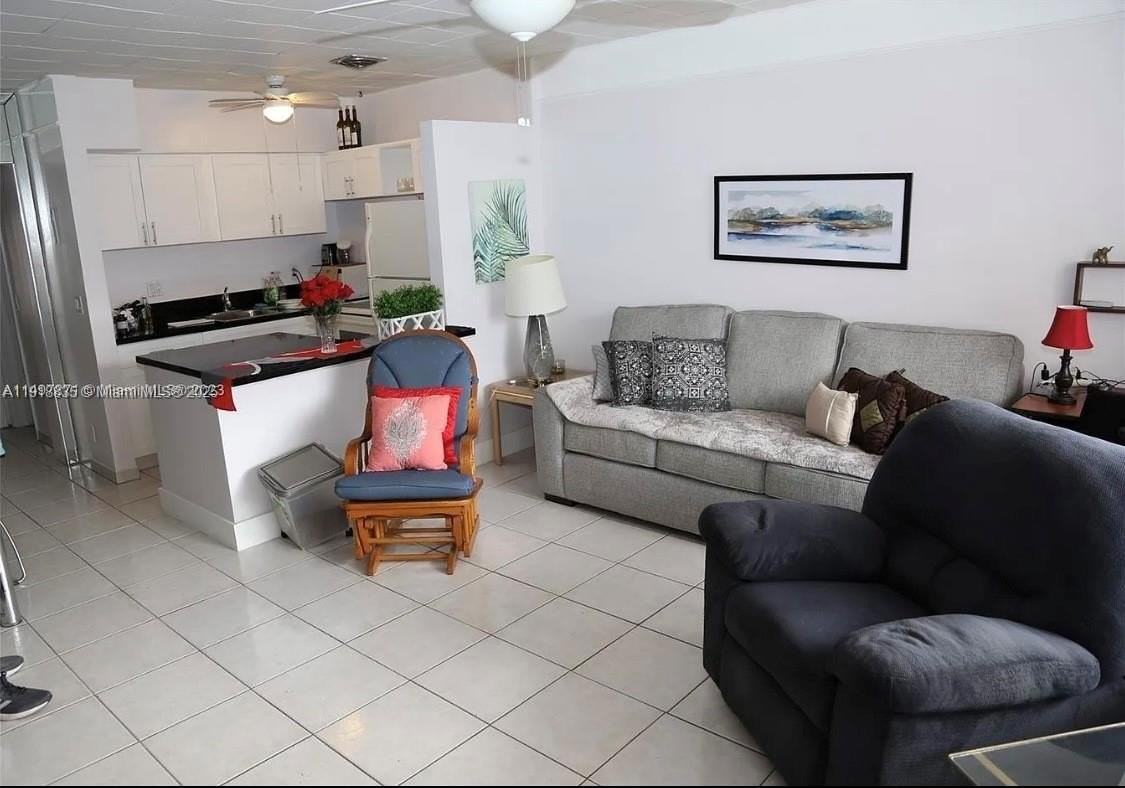 815 Sw 10th Ter #4V - Photo 2 of 8