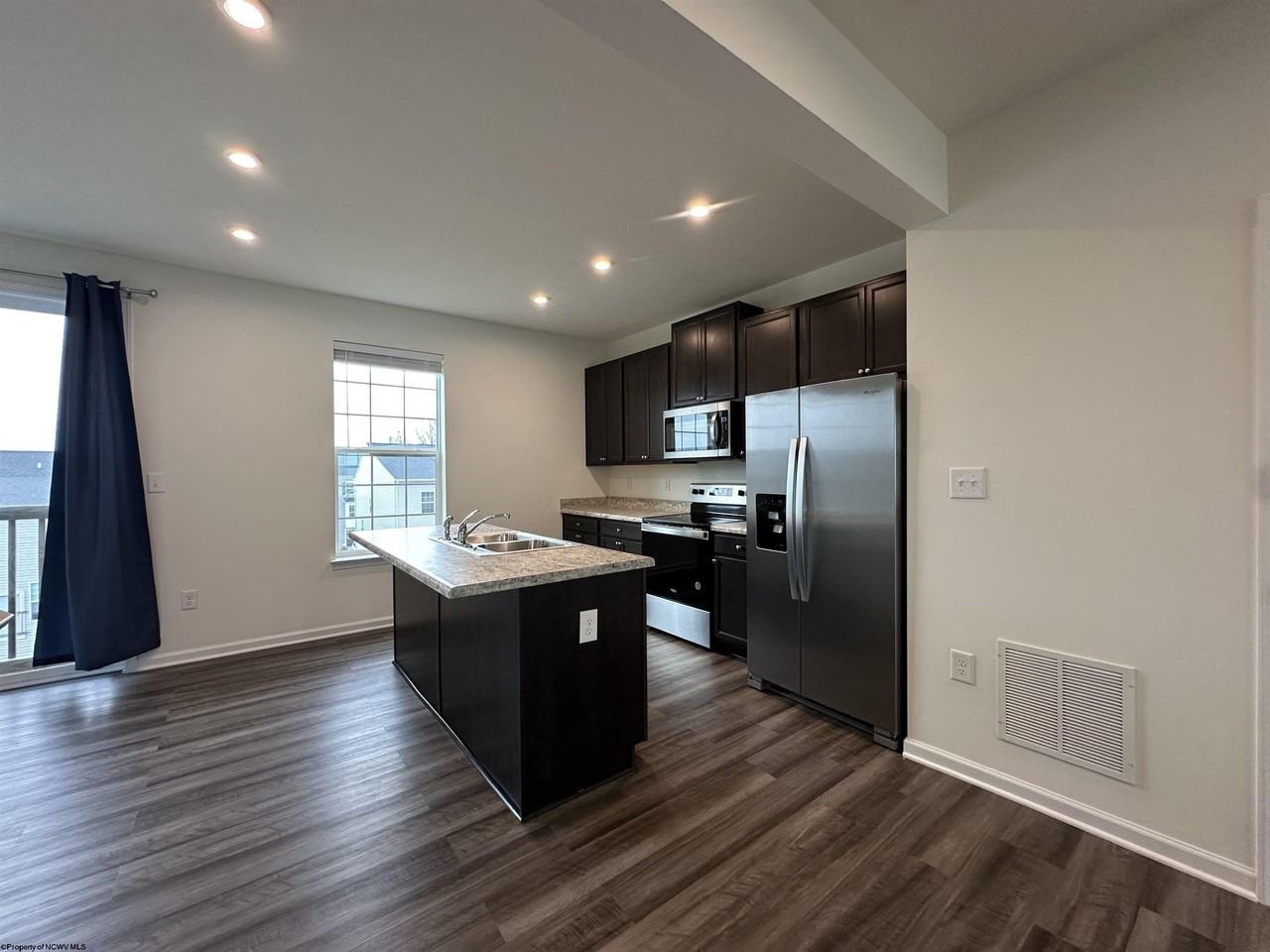 310 Bay St - Photo 7 of 24