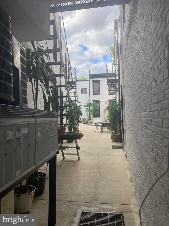 776 Washington Blvd Apt 2f #2F - Photo 7 of 8