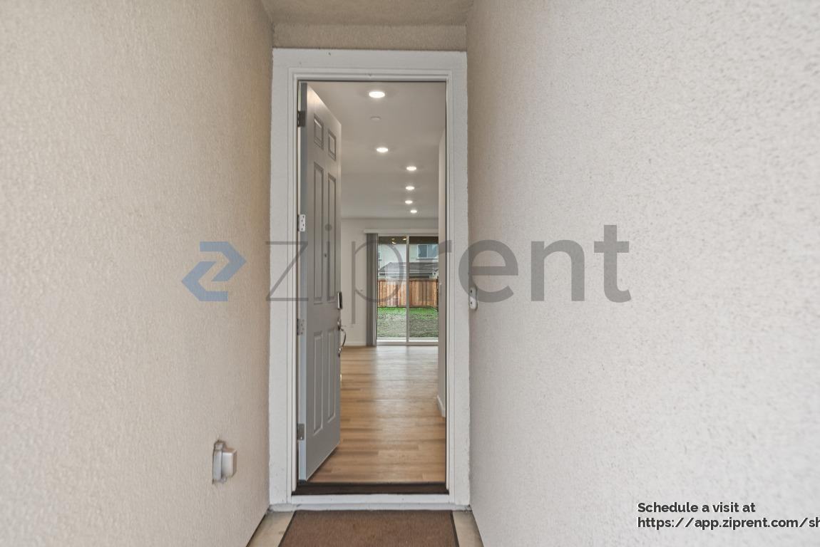 1086 Carson River Ct - Photo 4 of 38