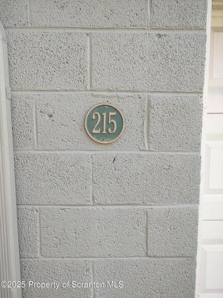 215 W Grove St - Photo 4 of 26