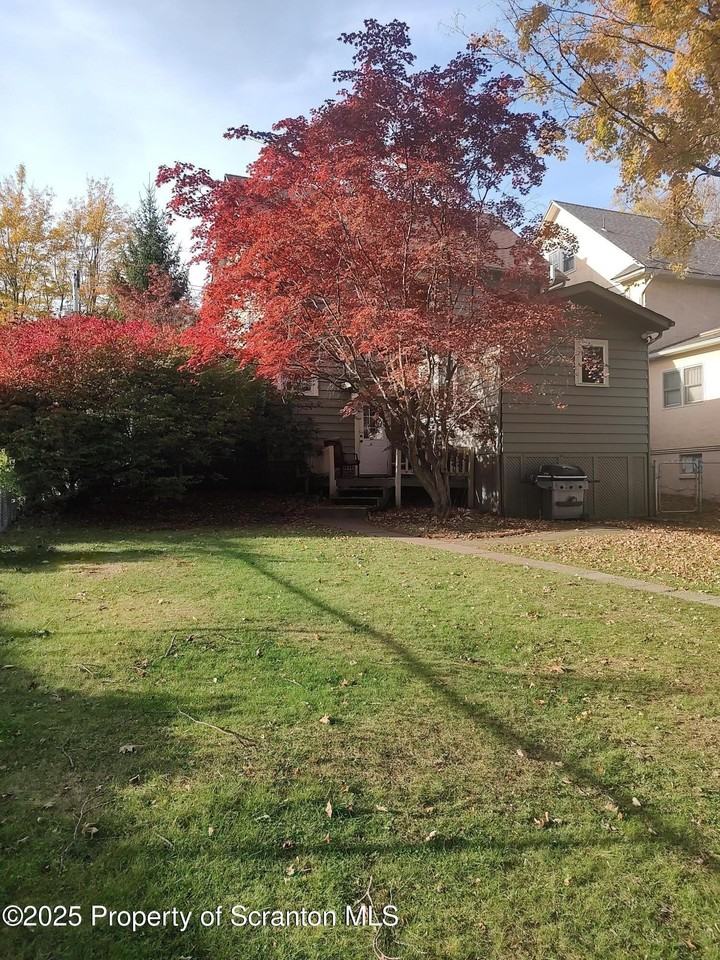 215 W Grove St - Photo 6 of 26