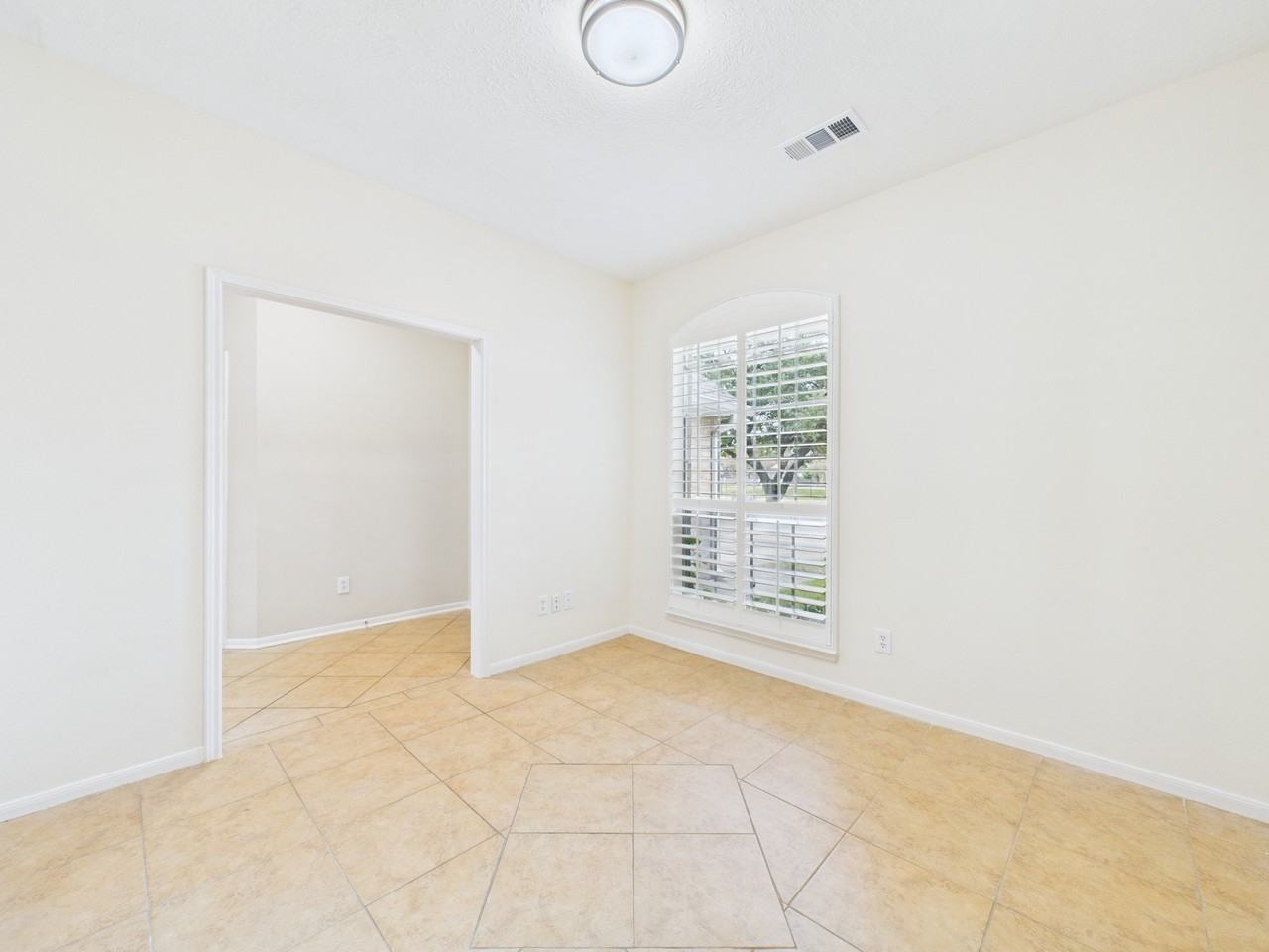 519 Promenade Blvd - Photo 4 of 35