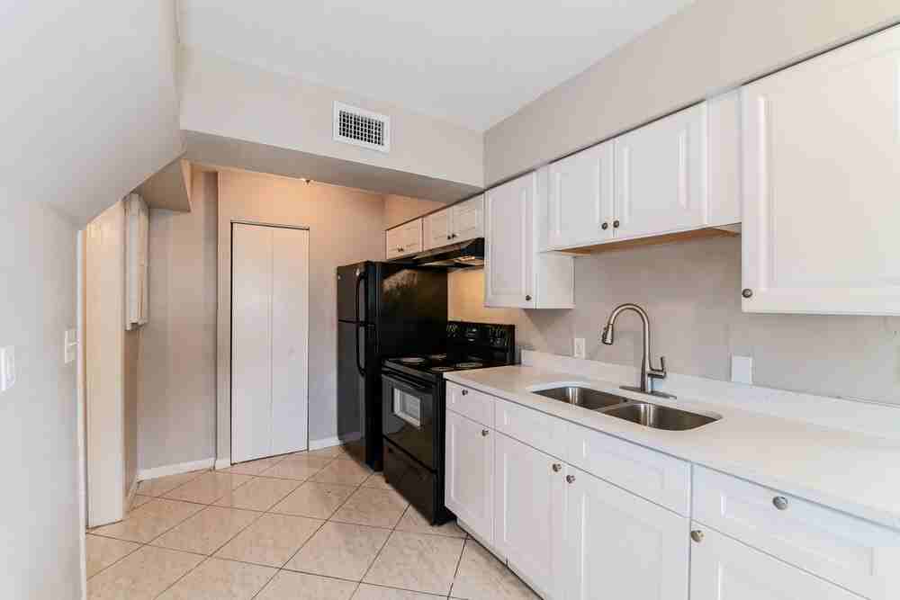 100 Apache St - Photo 7 of 16