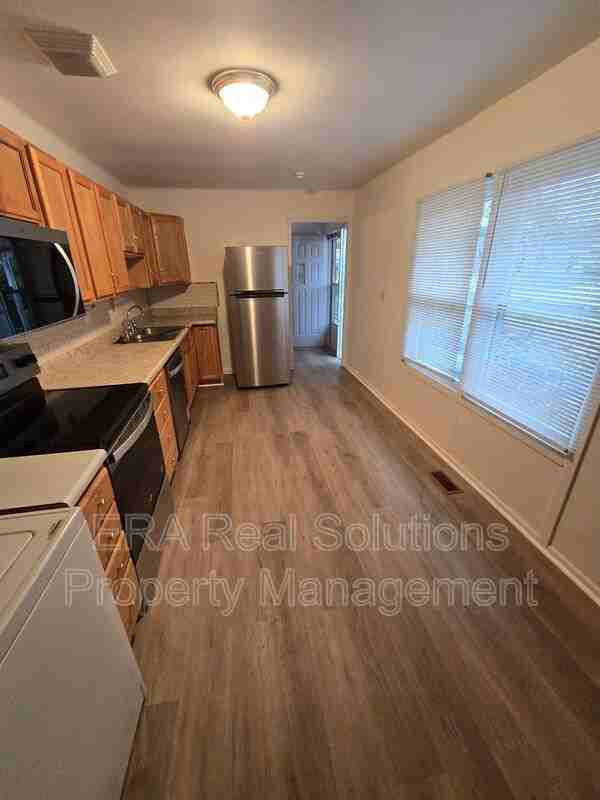 137 Empire Dr - Photo 3 of 20