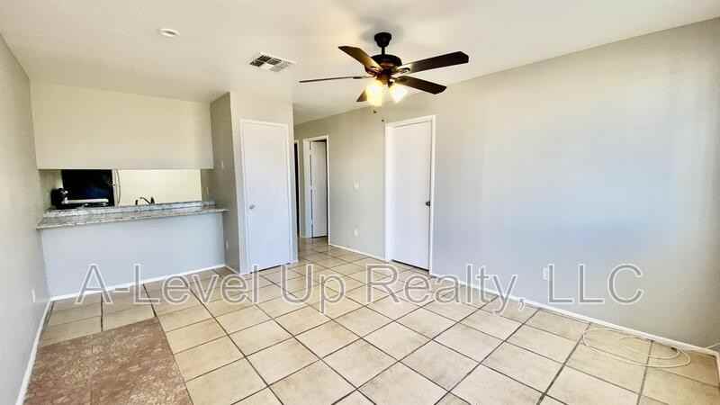 375 E Thoroughbred St - Photo 4 of 29