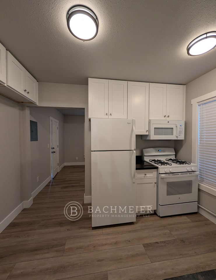 327 SW 2nd St - Photo 7 of 12