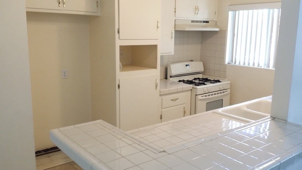 140 E. Spring St. - Photo 2 of 36