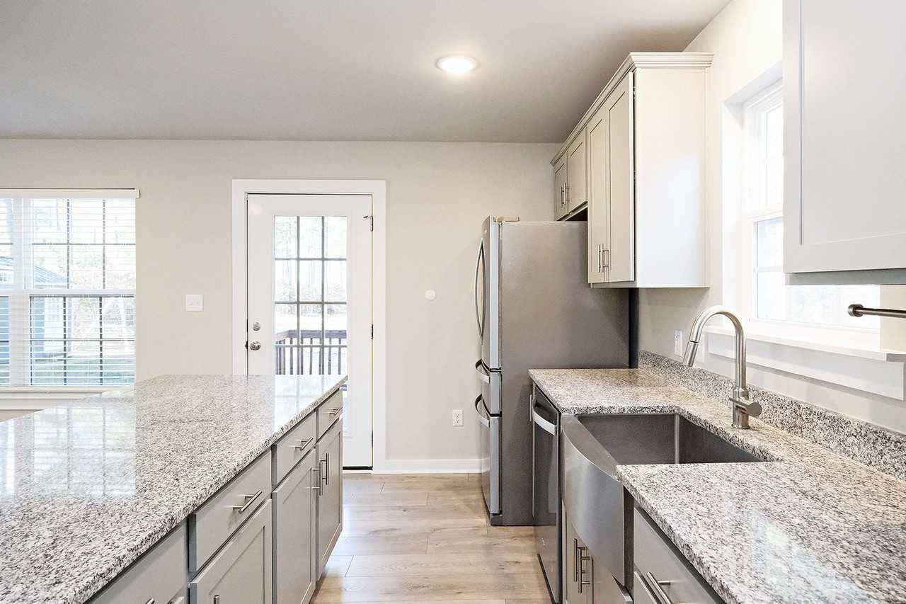 100 Kyle Ct - Photo 4 of 23