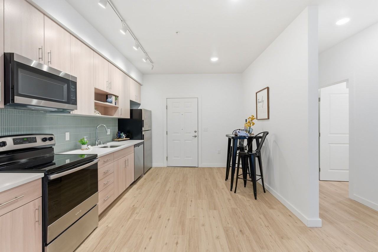 951 W Walton Ave #404 - Photo 4 of 37