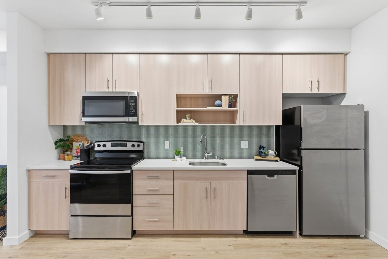 951 W Walton Ave #404 - Photo 5 of 37