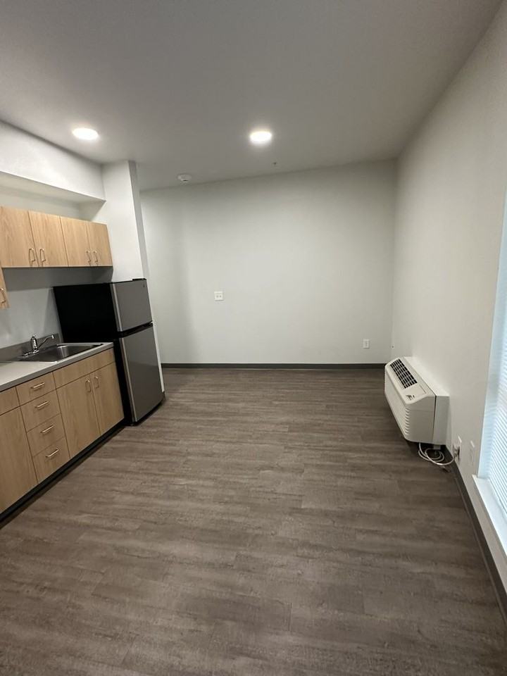 206- 990 Broadway Apartment Homes - Photo 4 of 27