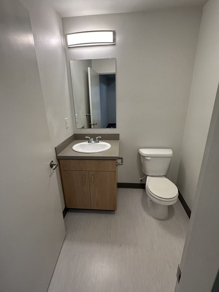 206- 990 Broadway Apartment Homes - Photo 7 of 27